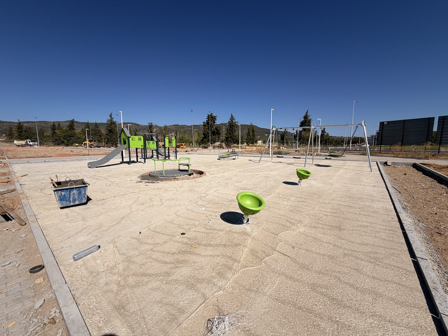 Instalación de parque infantil en obra