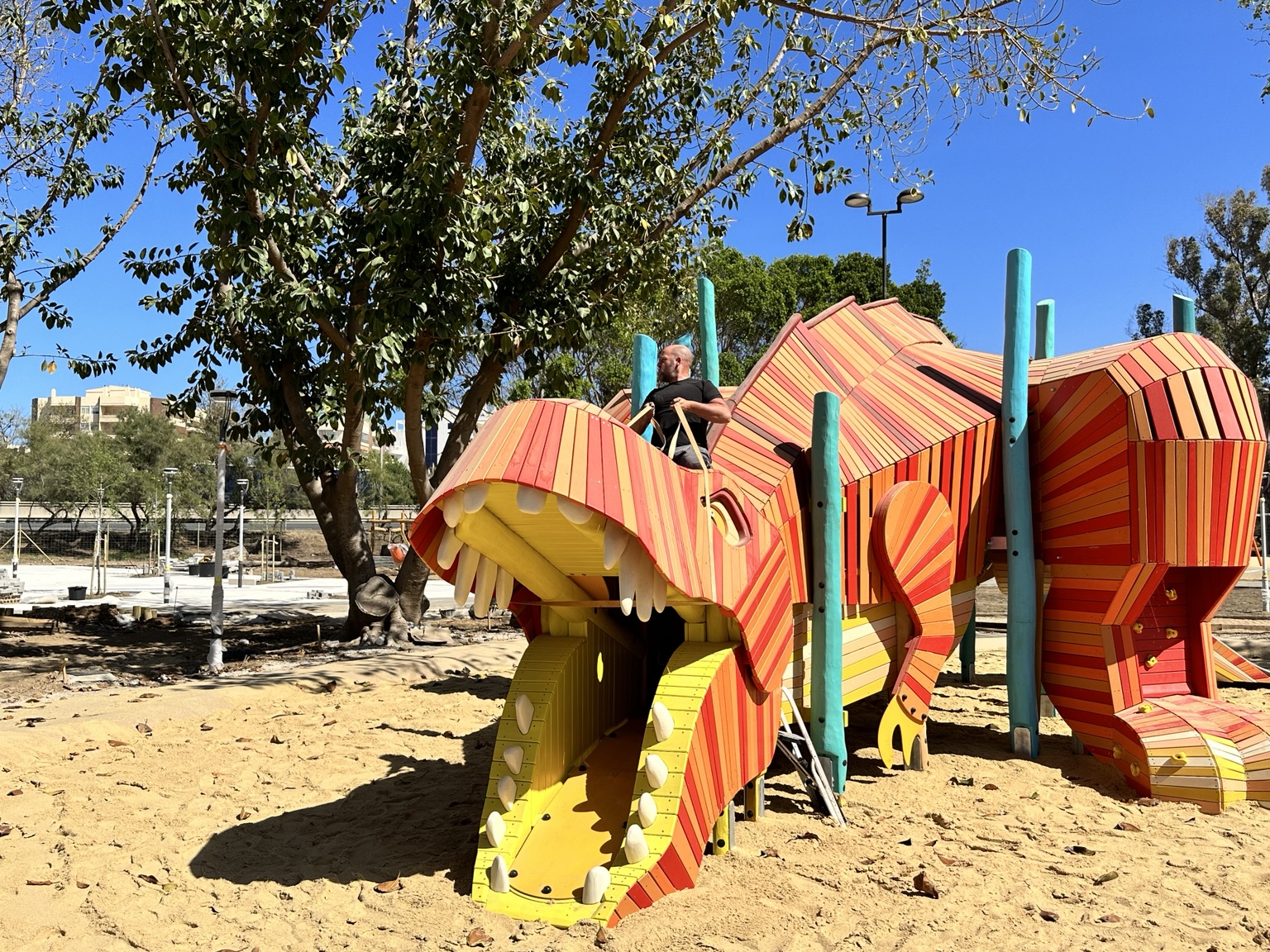 Área infantil temática sobre arena
